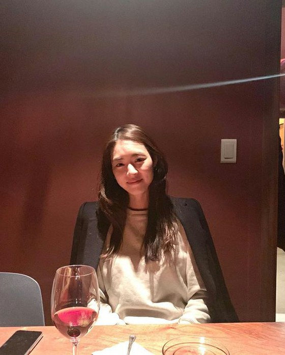 Nữ diễn viên Lee Yeon Hee cập nhật trên Instagram ... về nơi trí nhớ đêm qua và rượu vang được tỏa ra và vẻ đẹp của người vợ mới được tung ra