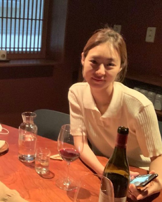 Nữ diễn viên Lee Yeon Hee cập nhật trên Instagram ... về nơi trí nhớ đêm qua và rượu vang được tỏa ra và vẻ đẹp của người vợ mới được tung ra