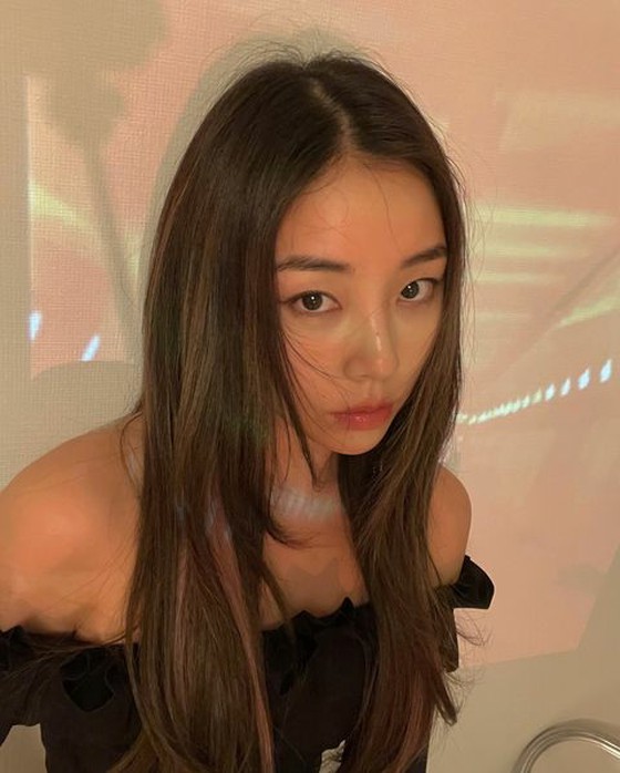 "BLACKPINK" Rose, hình bóng của khung cảnh phía sau trở thành bức tranh ... Khoảnh khắc nghỉ ngơi trong hồ bơi được thả ra