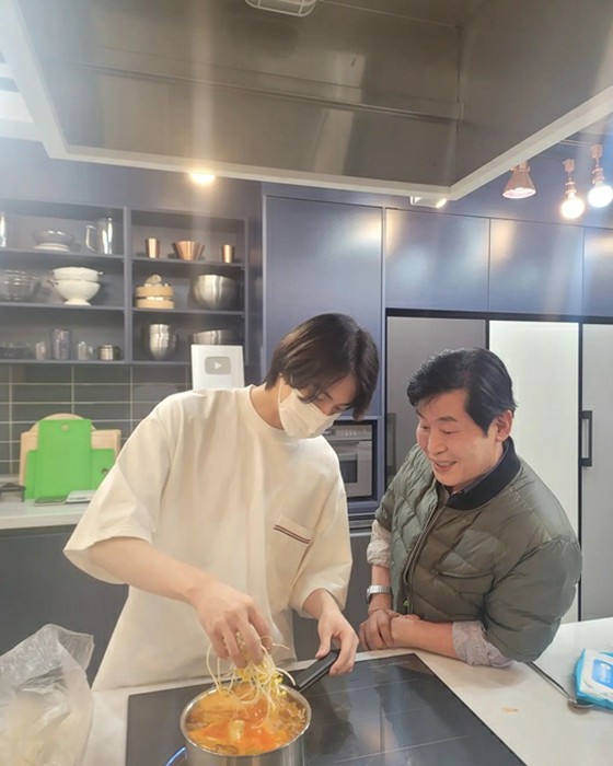 Đầu bếp Lee Young-bok dạy "Maeuntang" cho "BTS" JIN, món này rất ngon ngay cả khi bạn ăn một mình.