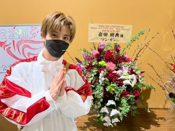 Nam diễn viên Song Kang, "Gan-chan" Takanori Iwata (EXILE) tặng hoa "Loại kết nối nào?"