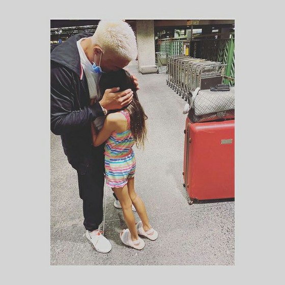 Akiyama Shigeyoshi rơi nước mắt với con gái Saran tại sân bay "Tôi khóc suốt ... Tôi yêu bạn"