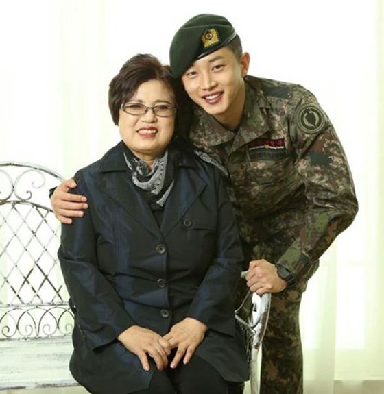 Nam diễn viên Kim MinSeok, một mánh khóe để bắt một tên tội phạm mãn nhãn ... "Những gì bạn nên làm" trong một kỳ nghỉ quân sự với Sohn MinHo của cùng một văn phòng