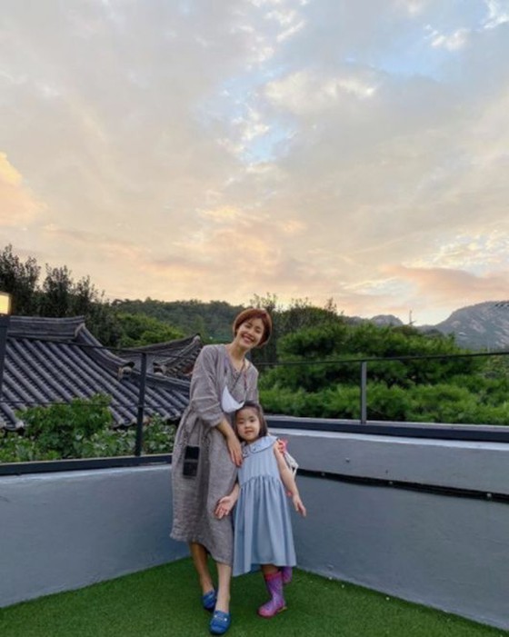 Lee Yoon Ji, tiền tiêu vặt hàng ngày với Rani-chan, con gái của Bầu, "hãy ôm nhau tình cảm"