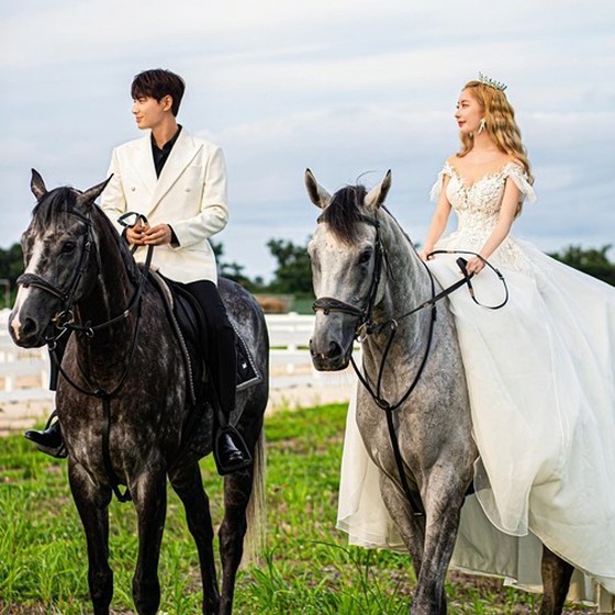 Ayane, vợ của ca sĩ Lee Ji Hoon, nhìn lại shoot hình cưới của Hiyahiya "Ngã và máu từ đầu tôi"