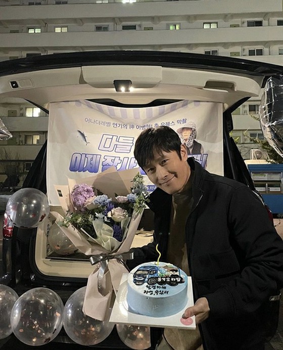 Nam diễn viên Lee Byung Hun tung ra cảnh quay kỷ niệm "Our Blues"