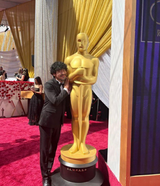 Nam diễn viên Jin Dae-young xuất hiện trong "Drive My Car" mỉm cười với tượng vàng Oscar của "Giải Oscar"