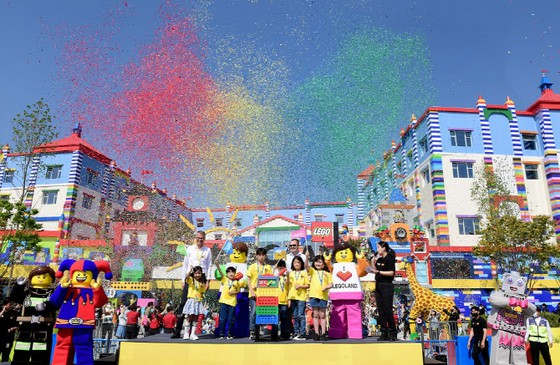 "Legoland" khai trương ở Chuncheon, Hàn Quốc, một vụ tai nạn xảy ra khiến một tàu lượn dừng lại