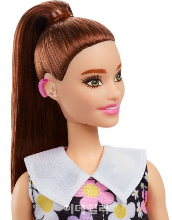 Búp bê Barbie đeo máy trợ thính được thả ... "Đa dạng về đồ chơi"