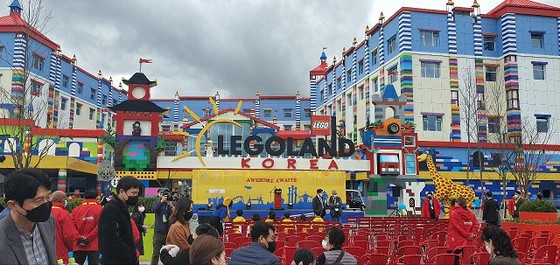 Legoland, Hàn Quốc, gây tranh cãi với "miếng dán biển cấm đậu xe" trên ô tô đậu dưới lòng đường ... Nguyên nhân là do phí đậu xe cao ?!