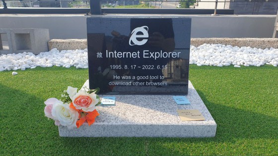 Ngôi mộ "Internet Explorer" xuất hiện ở Hàn Quốc = người đàn ông kỹ sư được dựng lên và trở thành Chủ đề nóng
