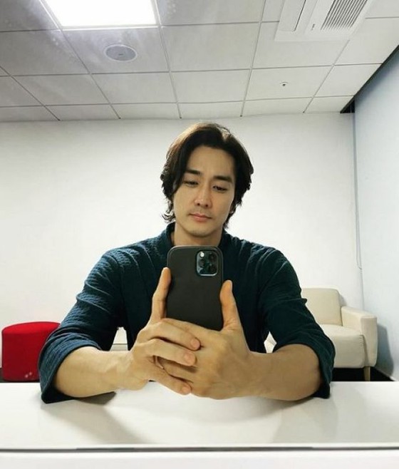 Nam diễn viên Song Seung Heon đã ngoài 40 tuổi vẫn đẹp trai ... ngay cả những bức ảnh selfie đời thường cũng hấp dẫn