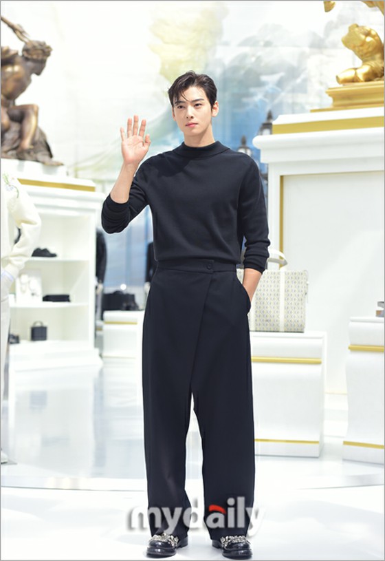 Cha EUN WOO (ASTRO) & SEHUN (EXO) & Romon, diện mạo mới nhất được các "chàng trai điêu khắc" truyền tải là gì?