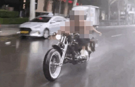 Một người đàn ông và một phụ nữ mặc bikini cởi áo khoác ... Cặp đôi mô tô của Gangnam là Chủ đề nóng = Hàn Quốc