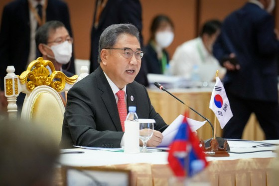 Ngoại trưởng Hàn Quốc công khai đề xuất `` Hội nghị thượng đỉnh ba bên Nhật Bản-Trung Quốc-Hàn Quốc '' tại cuộc họp ASEAN
