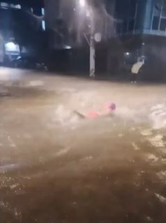 Một người đàn ông bơi trên con đường ngập nước sau cơn mưa xối xả ... Những lời chỉ trích như "Tôi lo bị điện giật", "Bạn bị bệnh ngoài da có sao không?" Và "Những lúc như thế này ..." = Hàn Quốc