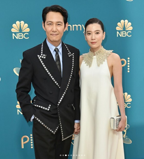 Nam diễn viên Lee Jung Jae tay trong tay xuất hiện trên thảm đỏ = "Giải thưởng Emmy" của Mỹ