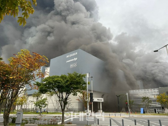 Cháy tại cửa hàng Hyundai Premium ở Daejeon, Hàn Quốc