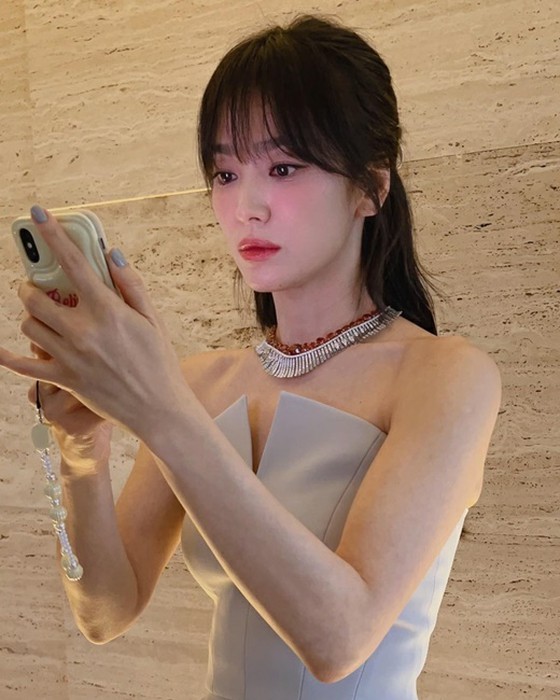 Nữ diễn viên Song Hye Kyo diện váy để lộ xương quai xanh ... chẳng khác gì công chúa