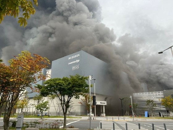 Phía cửa hàng bách hóa Hyundai của vụ "cháy cửa hàng" tiết lộ rằng họ đang thúc ép tang quyến phải giải quyết ra tòa = Hàn Quốc