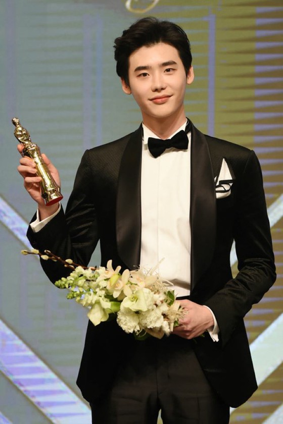 Diễn viên Lee Jong Suk sẽ trở thành nam diễn viên đầu tiên trong lịch sử giành giải thưởng "Giải thưởng diễn xuất MBC" hai lần?Tỷ lệ người xem cao với màn trình diễn nóng bỏng trong "Con chuột lớn"