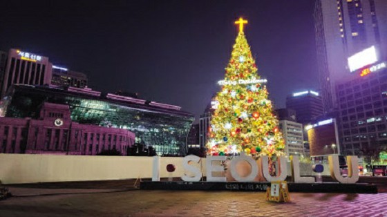 ``Không gian dân sự'' ``Cây thánh giá'' trên cây thông Noel ở quảng trường Seoul … gây tranh cãi về ``sự phù hợp'' của biểu tượng tôn giáo cụ thể = Hàn Quốc