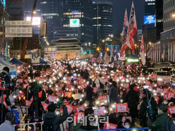 ``Điều tra đặc biệt về phu nhân tổng thống'', `` Bỏ tù Lee Jae-myung''… Những người cấp tiến và bảo thủ tập trung trước tòa thị chính Seoul = phương tiện truyền thông Hàn Quốc