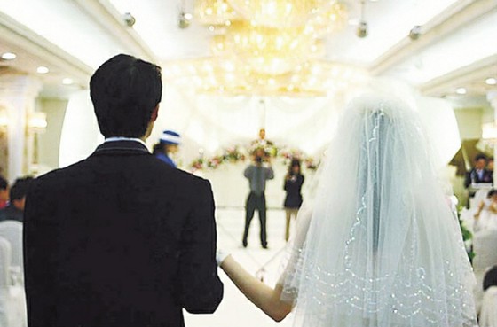 ``Tại sao mọi người kết hôn?'' Trung Quốc ngày càng giống Hàn Quốc...Số lượng các cuộc hôn nhân lần đầu chỉ bằng một nửa so với 8 năm trước = Báo cáo của Hàn Quốc