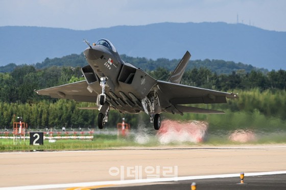 Máy bay chiến đấu KF21 của Hàn Quốc thực hiện thành công chuyến bay siêu thanh đầu tiên, xác nhận ổn định khí = Hàn Quốc