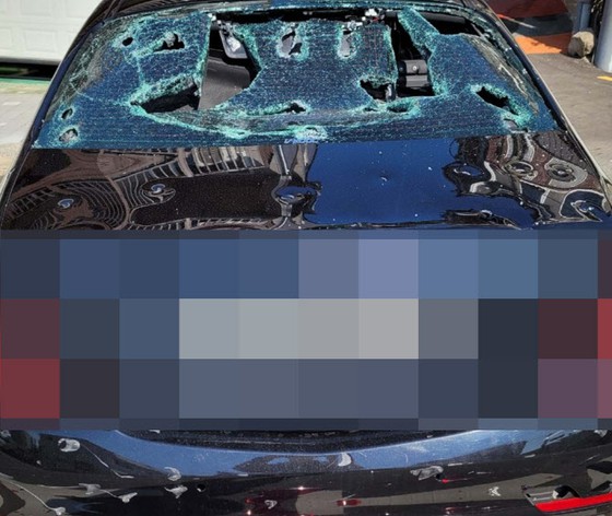 'Tôi không thích xe sang' Những người 50 tuổi dùng búa đập chiếc Mercedes đang đỗ = Hàn Quốc