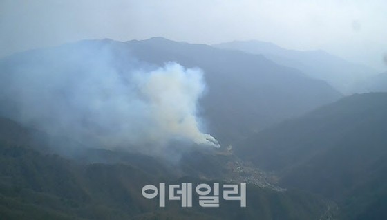 Cháy rừng ở Gangwon-do ... Bốn trực thăng HYERI dập lửa = Hàn Quốc