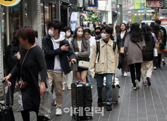 <W bình luận> Có phải "K-beauty" sẽ dẫn đến sự hồi sinh của điểm du lịch nổi tiếng của Hàn Quốc "Myeong-dong"?