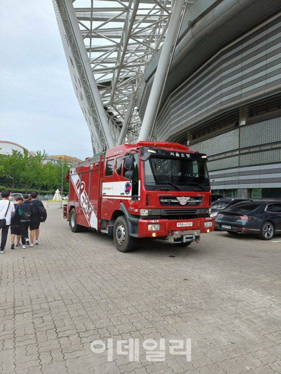 ``Bom cài tại sân vận động Olympic'' trên SNS...Vụ việc khiến hơn 200 người sơ tán = Hàn Quốc