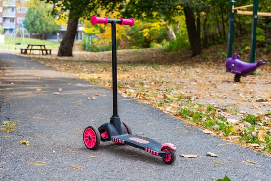 Bé gái chơi kickboard bị súng bắn chết