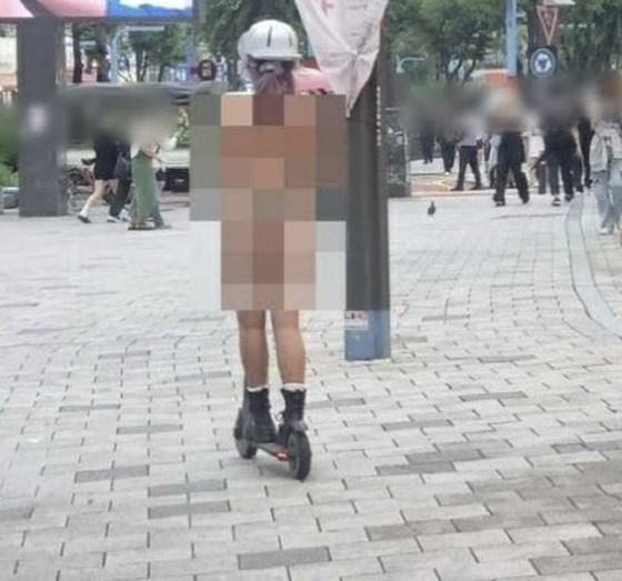 <W bình luận> Một người phụ nữ mặc bikini đi xe máy ở Hàn Quốc đang gây tranh cãi = Trong khi những lời chỉ trích đang gia tăng, người ta cũng chỉ ra rằng tiêu chí "phơi sáng quá mức" là không rõ ràng