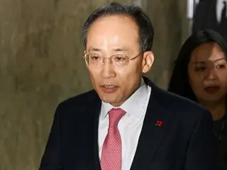 Choo Kyung-ho, một nhà lập pháp của Đảng Quyền lực Nhân dân, người có nhà bị công tố viên đặc biệt khám xét, cho biết: "Tôi không khuyến nghị không tham gia bỏ phiếu dỡ bỏ thiết quân luật." (Hàn Quốc)