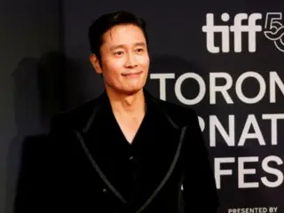 Một thành tựu to lớn... Nam diễn viên Lee Byung Hun nhận giải Thành tựu đặc biệt tại Liên hoan phim Toronto... Nam diễn viên Hàn Quốc đầu tiên làm được điều này