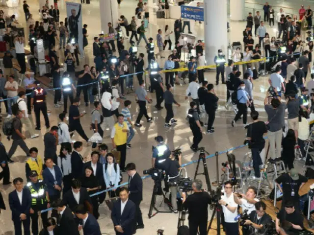 仁川国際空港第2旅客ターミナルに到着した韓国人労働者ら （写真＝共同取材）