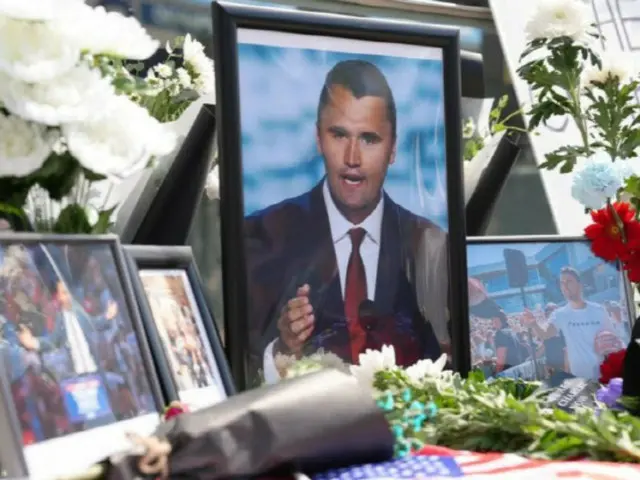 マッカーサー像前に「チャーリー・カーク」弔意の花輪…崇礼門にも＝韓国