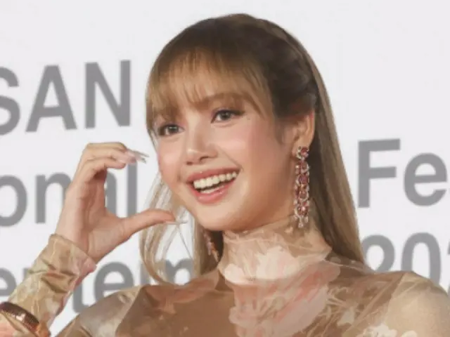 「BLACKPINK」のLISA、「第30回釜山国際映画祭（BIFF）」レッドカーペットで破格ドレスファッション …司会は俳優イ・ビョンホン