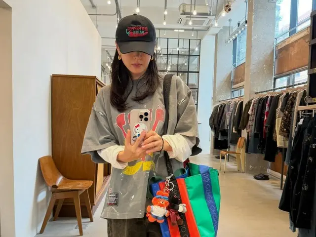 女優ソン・イェジン、映画「仕方ない」グッズでコーディネートして外出…大学生のようなさわやかさ