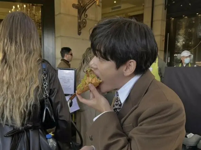 「BTS」V、ロングコートを着てクロワッサンをひと口
