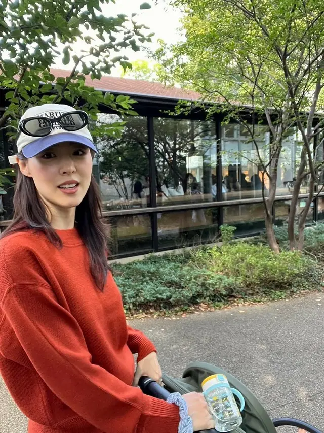 女優イ・ヨニ、ベビーカーを押す「国民の初恋」…ママになっても清純な美貌は相変わらず