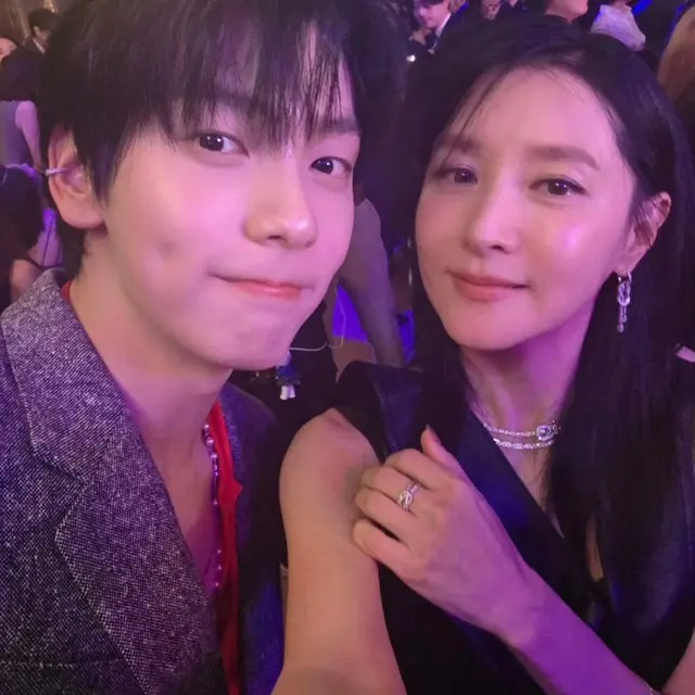 女優イ・ヨンエ、「TOMORROW X TOGETHER」スビンと仲睦まじいツーショット…娘の代わりに願い成就01