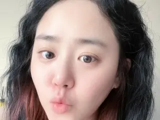 Moon Geun Young, người vào vai thành viên nhóm nhạc Girls' Generation của Song Hye Kyo trong "Trái Tim Mùa Thu", đã lột xác? Một bức ảnh gần đây cho thấy mái tóc xoăn tự nhiên của cô... "Em gái quốc dân" vẫn đáng yêu như ngày nào.