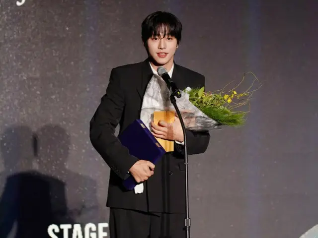 Ahn HyoSeop nhận giải Nghệ sĩ mới tại "Lễ trao giải Nghệ sĩ xinh đẹp"... Toàn bộ tiền thưởng được quyên góp
