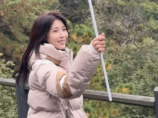 Nữ diễn viên Ha Ji Won đi leo núi cùng người hâm mộ... Không chỉ xinh đẹp mà tính cách cũng "xinh đẹp"