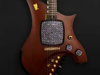 Tổng thống Lý Hiển Long tặng Thủ tướng Singapore Wong, một người đam mê guitar, một cây đàn guitar được trang trí bằng sơn mài Niraden