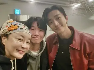 Lee Junho (2PM) và Kim Minha được phát hiện tại buổi xem phim tập thể "Daepoong Trading Co." "Buồn cười đến mức tôi suýt chết"