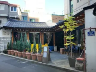 Các cuộc đấu giá ngôi nhà hanok 108 năm tuổi ở Ikseon-dong, Seoul liên tiếp thất bại...Giá đã giảm xuống còn khoảng 900 triệu won (Hàn Quốc)